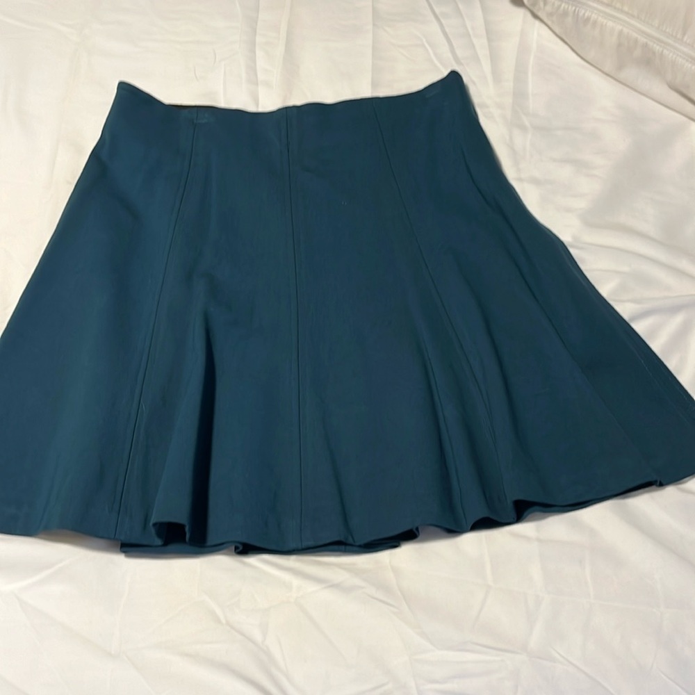 Lift sz M.Pull on waist skirt. Great teal color and flattering seams.